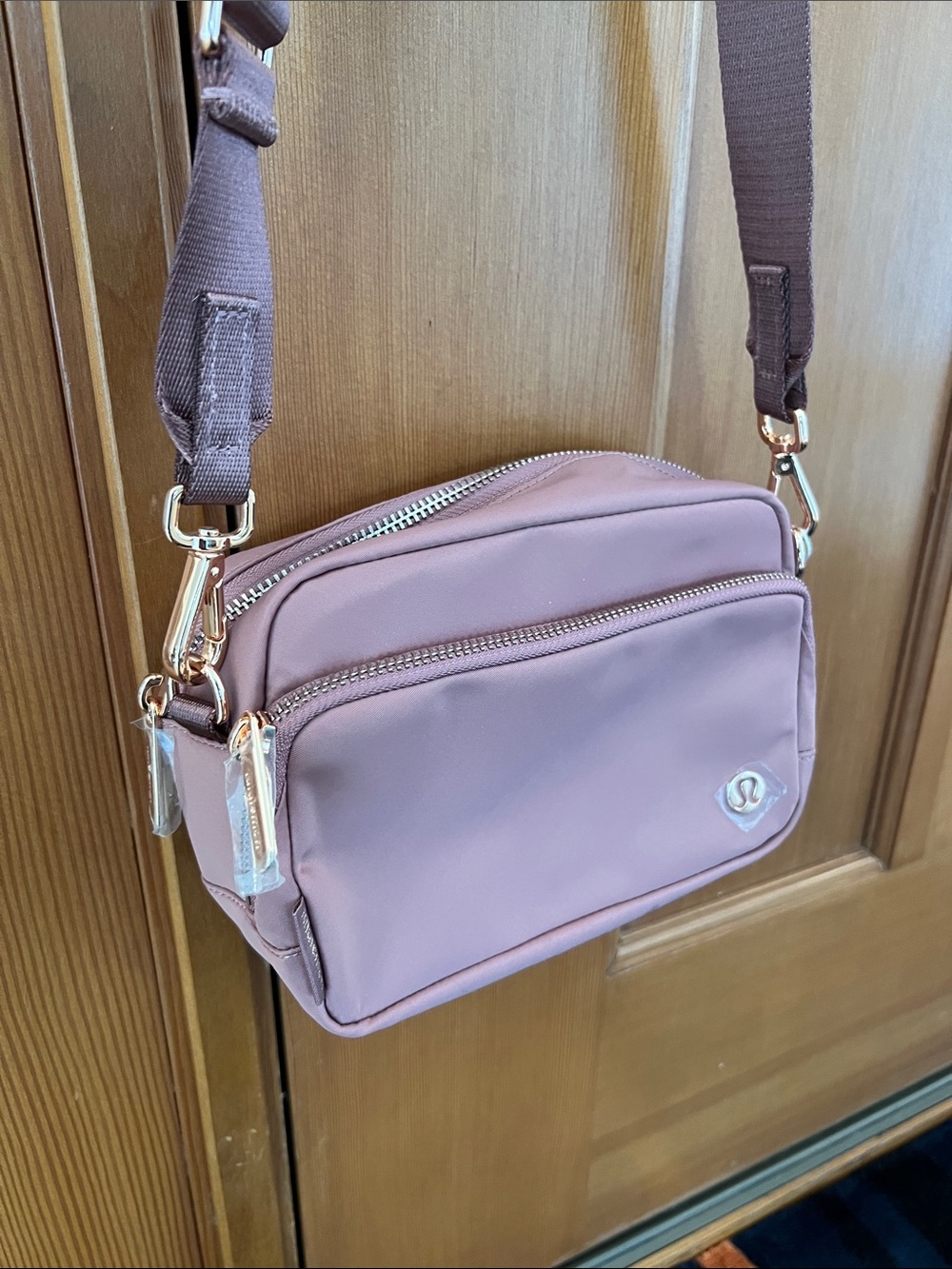 lululemon athletica Everywhere Crossbody Bag, metal hardware & Adjustable Strap - Picture 3 of 7